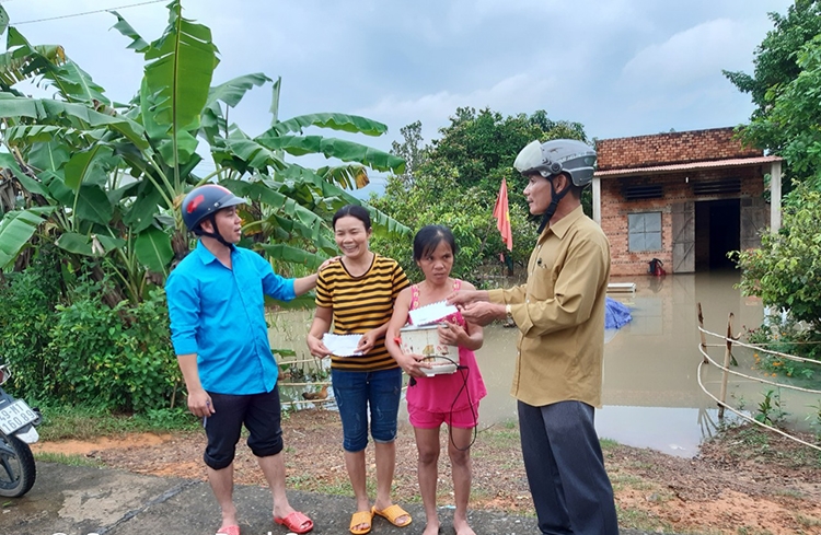 Hỗ trợ người dân xã Triệu Hải bị ngập lụt