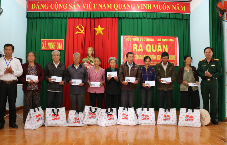 Trao quà đến các hộ gia đình chính sách