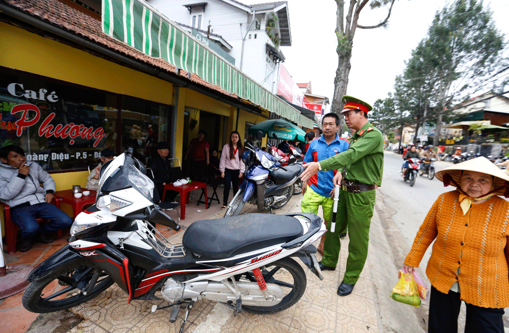 Công an Phường 5 phối hợp với Đội CSGT Công an TP Đà Lạt nhắc nhở người dân dựng xe sai vị trí trên đường Hoàng Diệu sáng nay