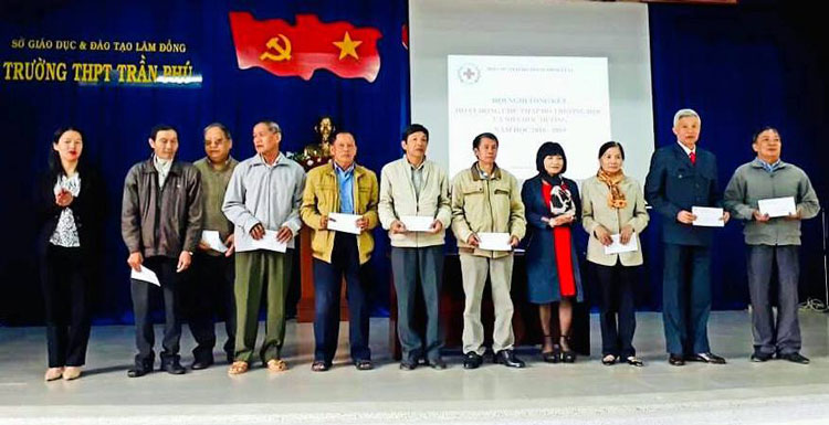 Hội CTĐ Đà Lạt trao 10 suất quà, trị giá 1 triệu đồng mỗi suất cho các trường hợp nạn nhân da cam