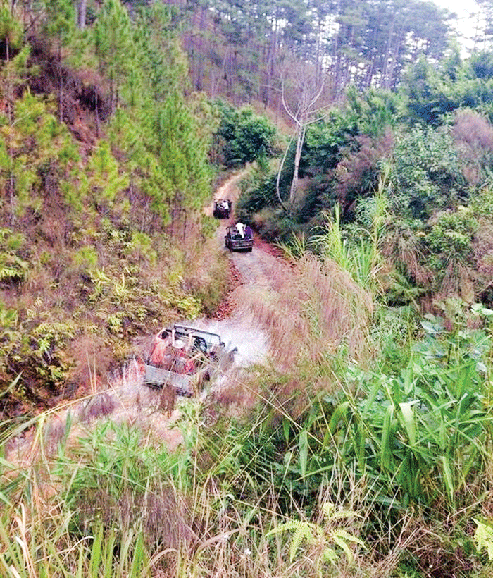 Du lịch sinh thái trải nghiệm bằng xe jeep ở Làng Cù Lần. Ảnh: T.D.H