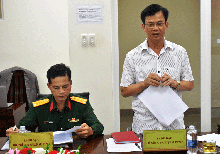 ông Nguyễn Văn Sơn. Giám đốc Sở Nông nghiệp và Phát triển nông thôn Lâm Đồng, Phó Trưởng Ban Chỉ huy Phòng, Chống thiên tai và Tìm kiếm cứu nạn tỉnh Lâm Đồng báo cáo với Đoàn Kiểm tra