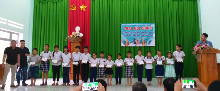 Trao học bổng "thắp sáng ước mơ" cho học sinh có hoàn cảnh khó khăn trên địa bàn huyện Đạ Tẻh