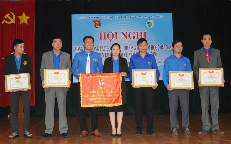 Trao Cờ thi đua và Bằng khen cho các tập thể và cá nhân