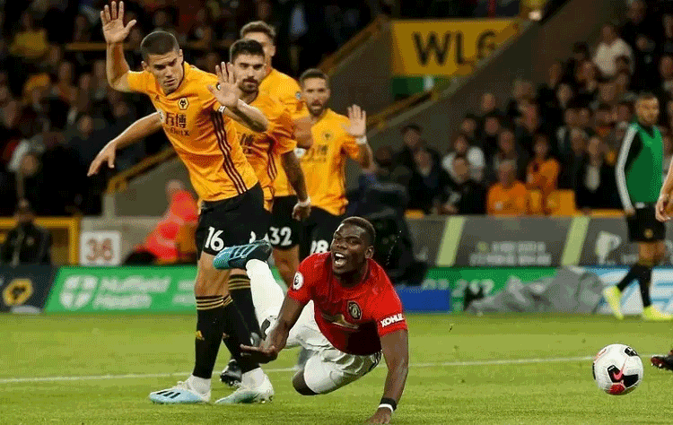 Pogba bỏ lỡ cơ hội ngon ăn để giúp Man Utd ra về với ba điểm. Ảnh: Reuters