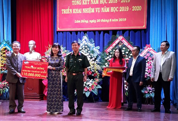 Trao học bổng &quot;Vì em hiếu học&quot; cho học sinh nghèo