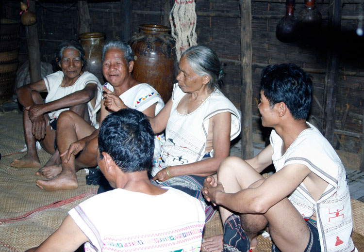 Cảnh sinh hoạt của một gia đình người Mạ. Ảnh: T.Bình