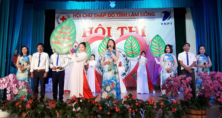Phần thi chào hỏi của đơn vị Hội CTĐ huyện Đức Trọng