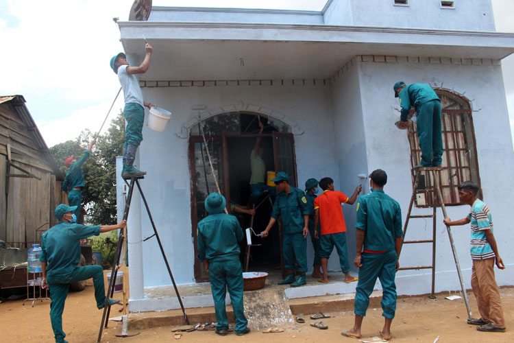 Sơn nhà cho người dân thôn Srê Đăng