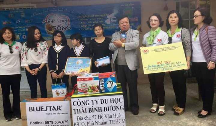 Trao 130 triệu đồng cho gia đình bệnh nhân nghèo