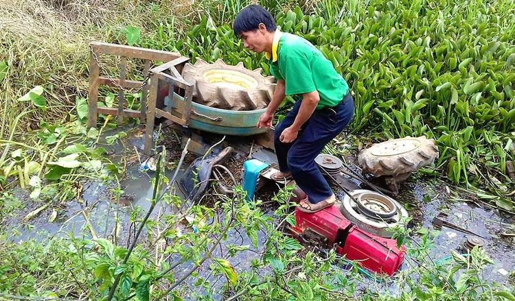 Máy cày tự chế lao xuống suối, 1 người tử vong