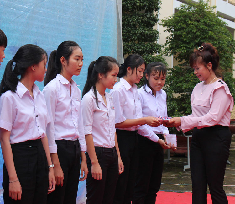 Trao 10 suất học bổng giúp 10 em học sinh vượt khó học giỏi