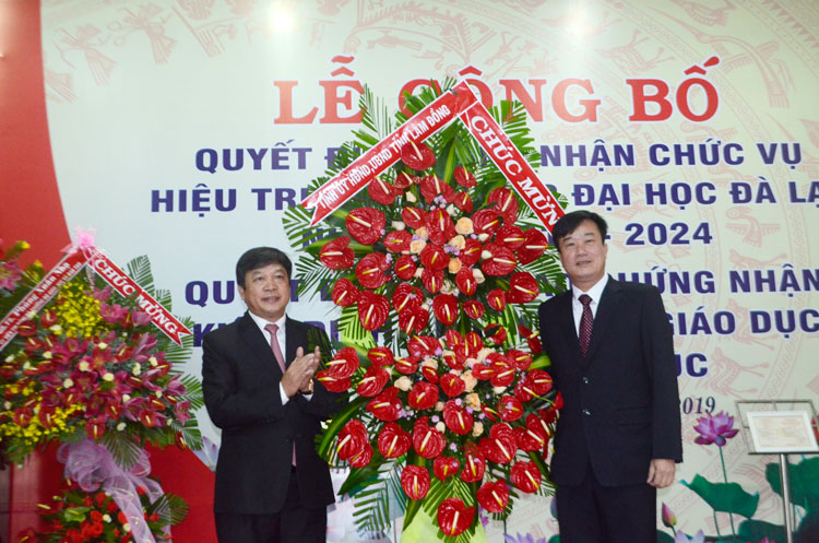 Chủ tịch UBND tỉnh Đoàn Văn Việt tặng hoa chúc mừng tân Hiệu trưởng Trường Đại học Đà Lạt