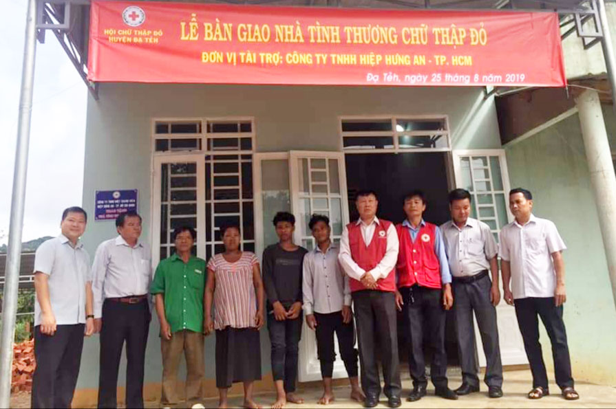 Bàn giao Nhà tình thương cho gia đình ông K’Vựp
