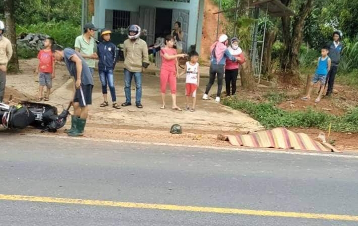 Trượt vệt cát trên Quốc lộ 20, người đi xe máy bị xe tải cán tử vong