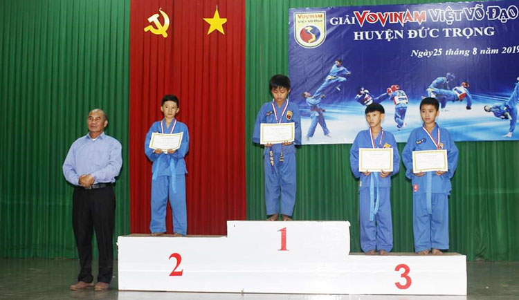 Trao giải cho các vận động viên đạt giải cao