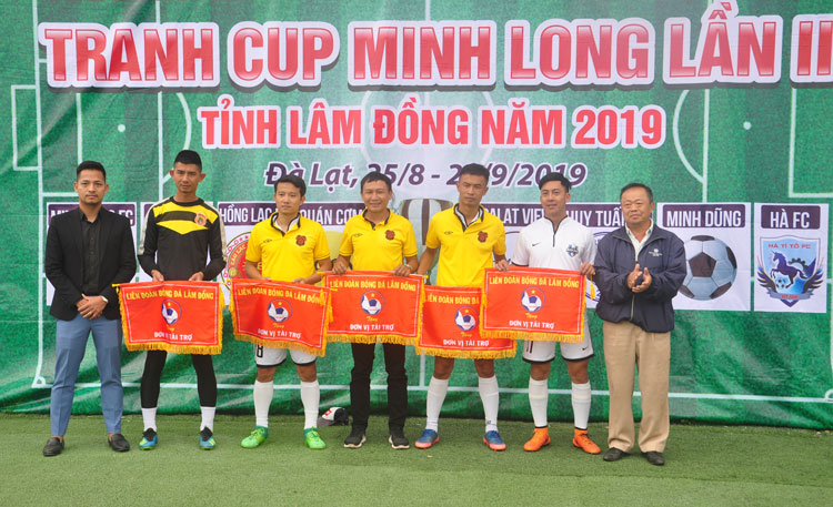 Trao cờ lưu niệm cho các nhà tài trợ