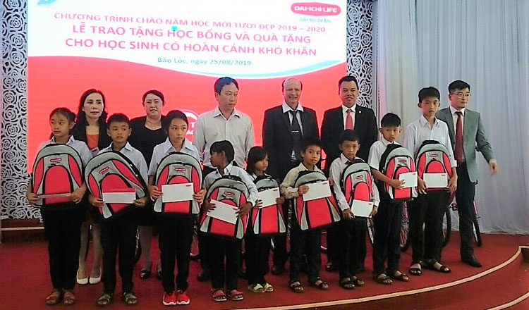 Bảo hiểm Nhân thọ Dai - Ichi Việt Nam trao xe đạp và học bổng cho học sinh nghèo vượt khó