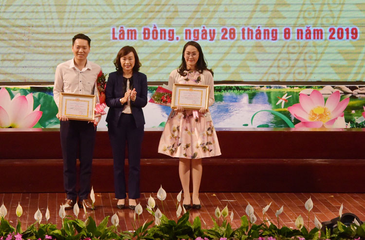 Đồng chí Huỳnh Thị Thanh Xuân – Uỷ viên BTV Tỉnh uỷ, Bí thư Thành uỷ Đà Lạt trao giải phụ cho 2 đội thi