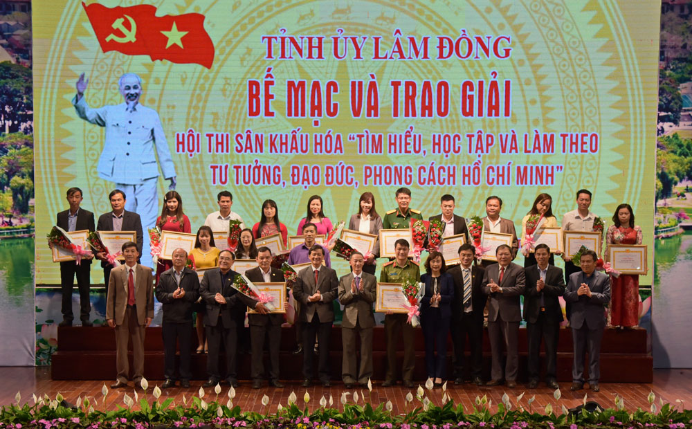 Ban tổ chức chụp ảnh lưu niệm cùng các đội tham gia
