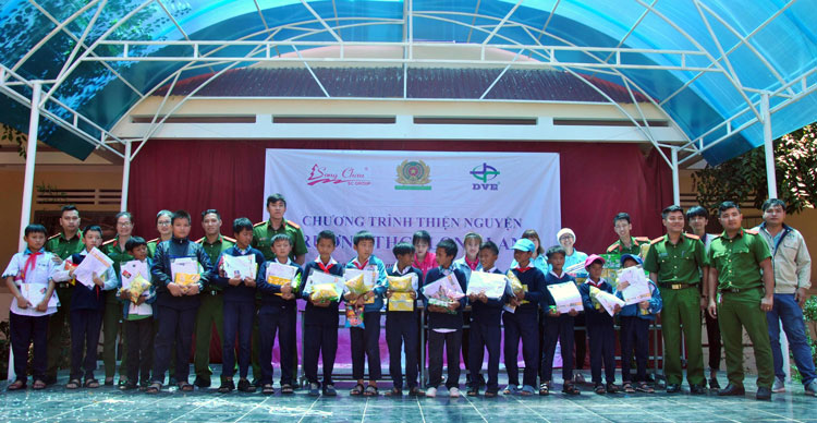 Chương trình thiện nguyện tiếp sức đến trường cho học sinh vùng DTTS