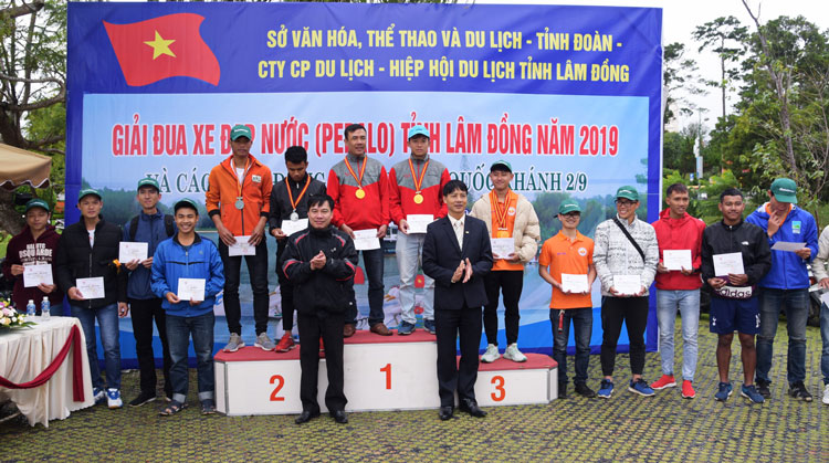 Các VĐV về đầu nội dung đôi nam Đoàn Thanh niên giải xe đạp nước