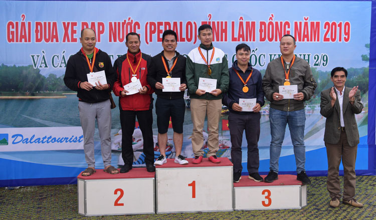 Các VĐV về đầu nội dung đôi nam Công đoàn giải xe đạp nước
