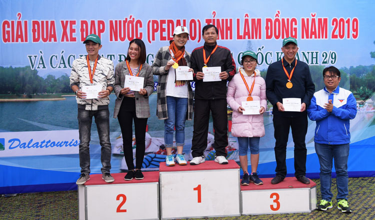 Các VĐV dẫn đầu nội dung đôi nam nữ Công đoàn giải xe đạp nước