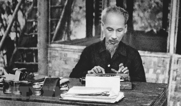 Chủ tịch Hồ Chí Minh - vị lãnh tụ thiên tài, người thầy vĩ đại của giai cấp công nhân và nhân dân Việt Nam, người con ưu tú của dân tộc Việt Nam.