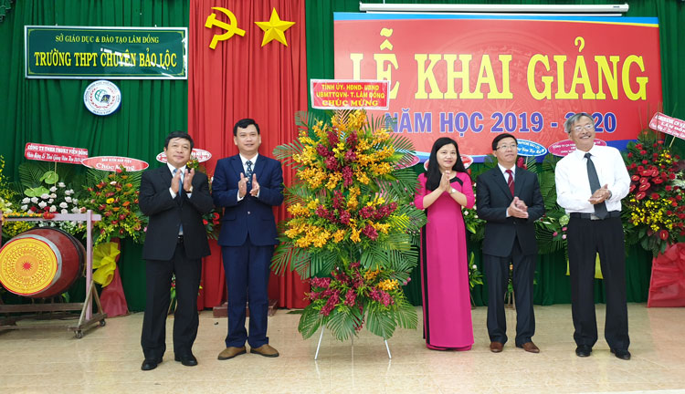 Ông Đoàn Văn Việt - Phó Bí thư Tỉnh ủy, Chủ tịch UBND tỉnh Lâm Đồng, Trưởng Đoàn ĐBQH đơn vị tỉnh Lâm Đồng, tặng hoa chúc mừng khai giảng Trường THPT Chuyên Bảo Lộc
