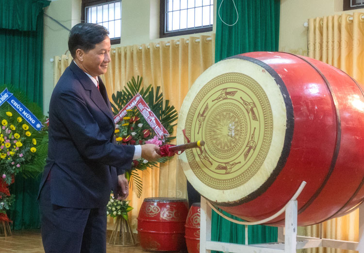 Phó Bí thư Thường trực Tỉnh uỷ đánh trống khai mạc năm học mới. Ảnh: NGUYÊN THI