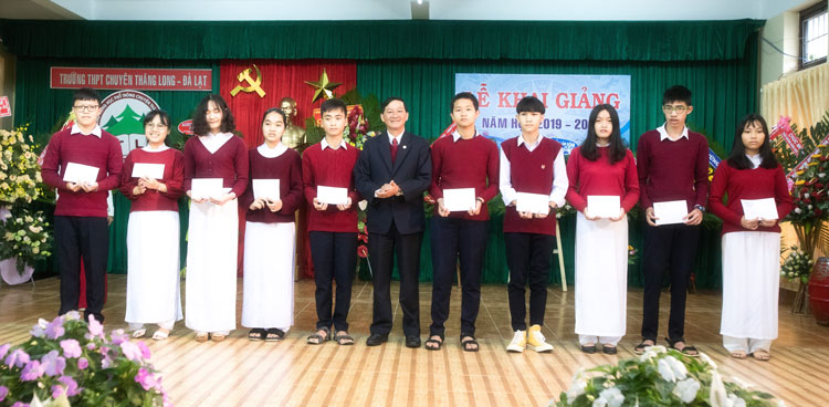 Phó Bí thư Thường trực Tỉnh uỷ trao 10 xuất học bổng của UBND tỉnh cho 10 học sinh vượt khó vươn lên trong học tập