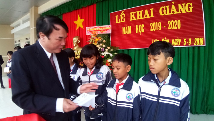 Đồng chí Phạm S - Phó Chủ tịch UBND tỉnh Lâm Đồng, trao tặng học bổng cho các em học sinh nghèo Trường THCS Liên Đầm. Ảnh: ANH KHOA