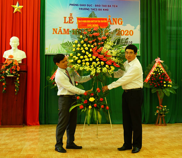Đồng chí Trần Đình Văn - Ủy viên Ban Thường vụ Tỉnh ủy, Chánh Văn phòng Tỉnh ủy, tặng hoa cho cán bộ, giáo viên Trường THCS xã Đạ Kho, huyện Đạ Tẻh