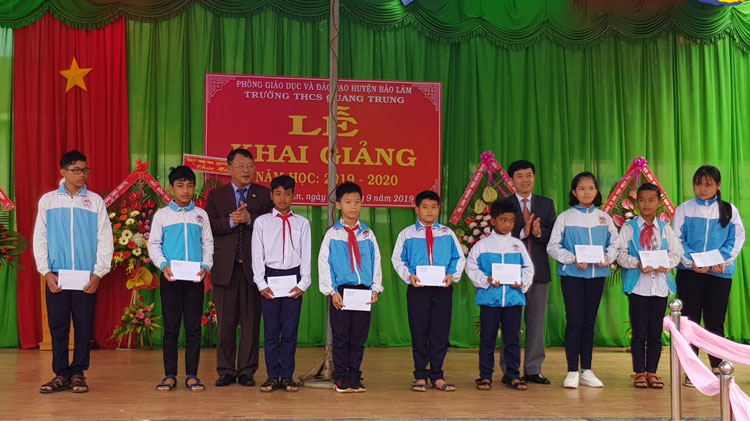Đồng chí Nguyễn Tạo - Phó Trưởng đoàn Đại biểu Quốc hội đơn vị tỉnh Lâm Đồng và ông Nguyễn Trung Kiên - Chủ tịch UBND huyện Bảo Lâm trao 10 suất học bổng cho các em học sinh có thành tích xuất sắc trong năm học 2018 -2019