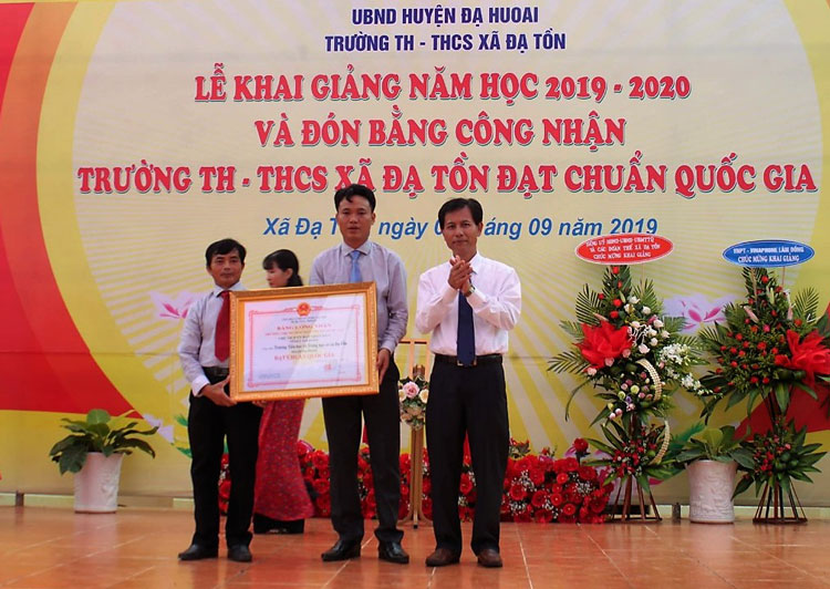 Tập thể Trường Tiểu học - THCS Đạ Tồn đón bằng đạt chuẩn Quốc gia