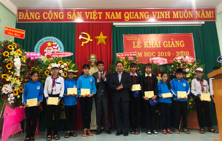 Phó Chủ tịch Thường trực HĐND tỉnh Lâm Đồng, đồng chí K Mák tặng quà cho học sinh nghèo vượt khó tại Trường THCS