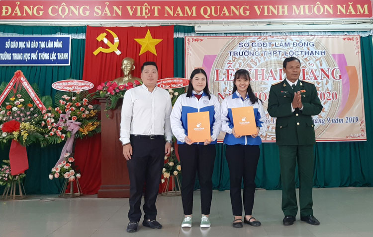Công ty Instulink trao 40 suất học bổng cho học sinh