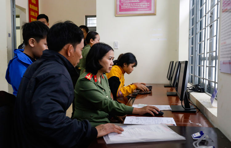 Giảm tải thủ tục hành chính nhờ áp dụng hệ thống xử lý tờ khai điện tử