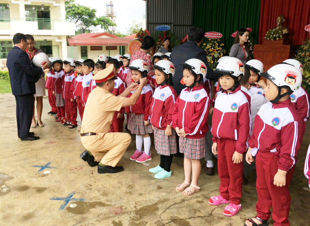 Trao tặng hơn 27 ngàn mũ bảo hiểm cho học sinh lớp 1