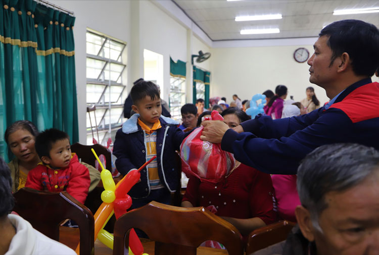 Trung thu đến sớm với con em Hội Người khuyết tật Bảo Lộc