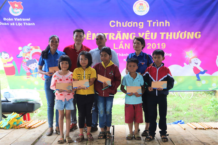 Trao học bổng cho các em học sinh nghèo vượt khó