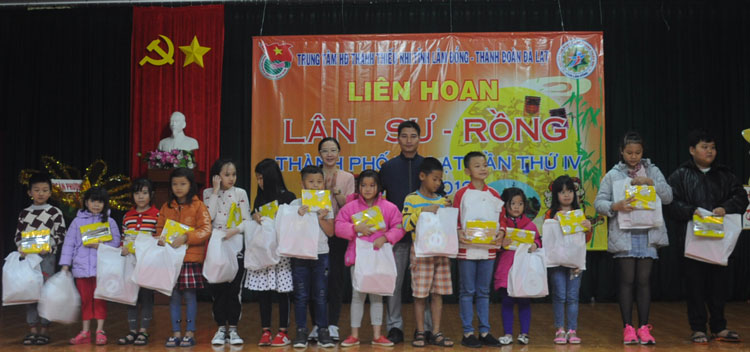 Trao quà Trung thu cho học sinh có hoàn cảnh khó khăn trên địa bàn Đà Lạt