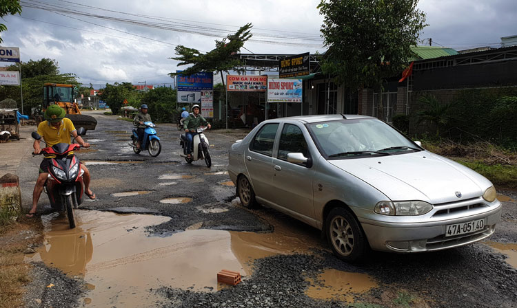 Quốc lộ 55 xuống cấp nghiêm trọng, tai nạn luôn rình rập