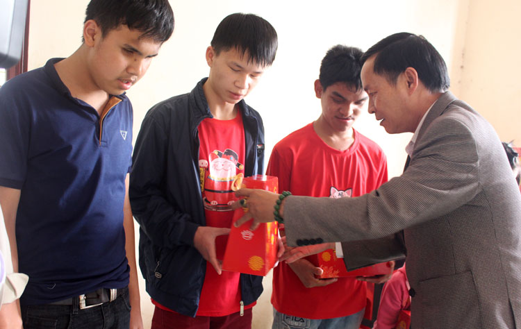 Trao quà cho các em thuộc Hội người mù