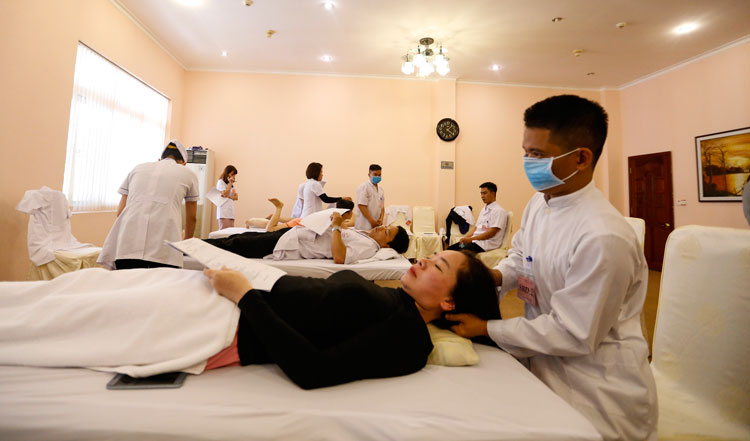 Các thí sinh đang thực hiện bài thi chiều nay