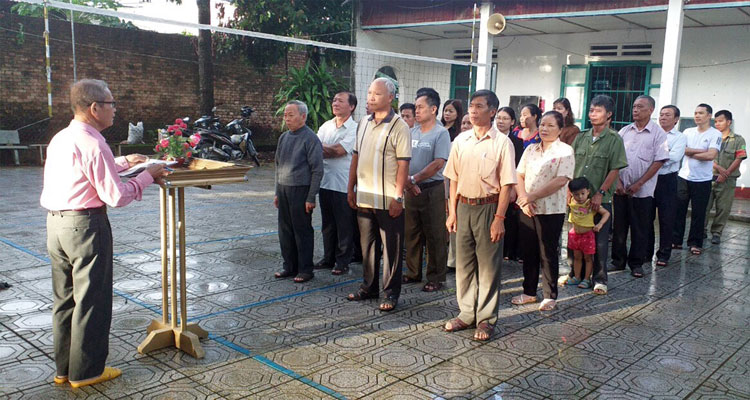 Đạ Tẻh mua và đọc báo, tạp chí của Đảng