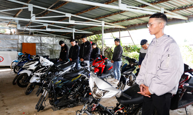 Hầu hết các xe máy vi phạm lạng lách, bốc đầu, nẹt pô...được chủ phương tiện thay đổi kết cấu xe, đôn dên, xoáy nòng. Trong ảnh, xe và chủ phương tiện vi phạm tại Đội CSGT Đà Lạt