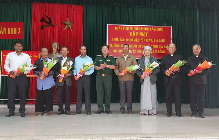 Các già làng, người có uy tín, chức sắc tôn giáo tiêu biểu được nhận quà của Quân Khu 7
