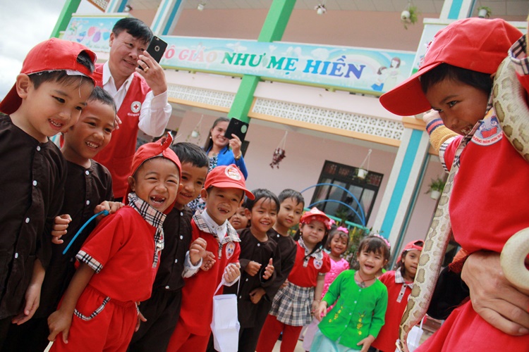 Hồn nhiên và rất vui khi được tham gia tiết mục ảo thuật